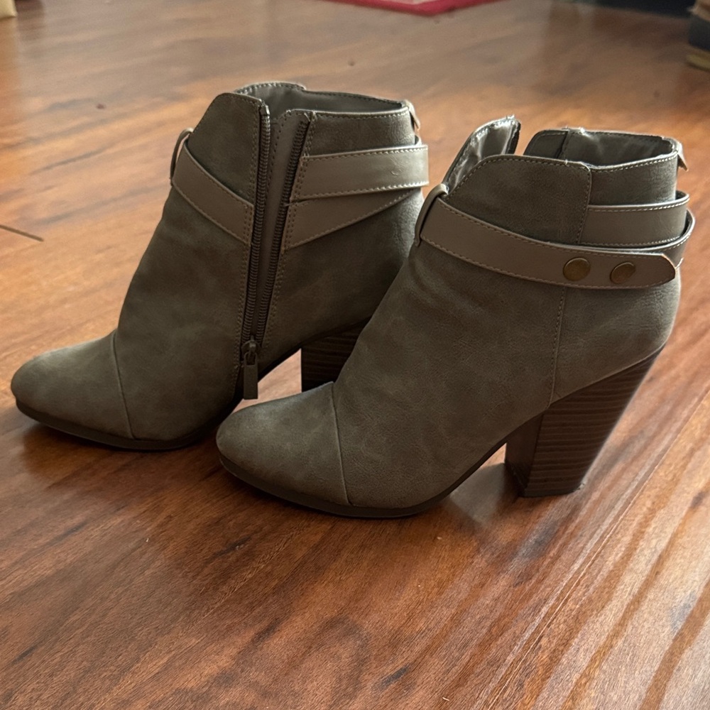 Breckelles Brown Ankle Booties